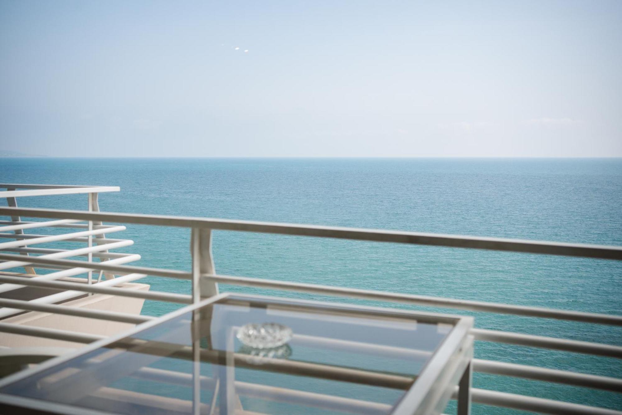 The Cruise * Menton